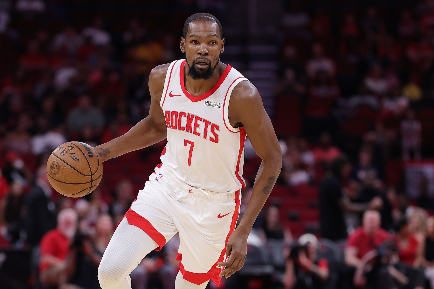 KD: العلاقات الخاصة بين أعضاء الفريق مهمة، لكن الكيمياء الحقيقية تُبنى في الملعب.