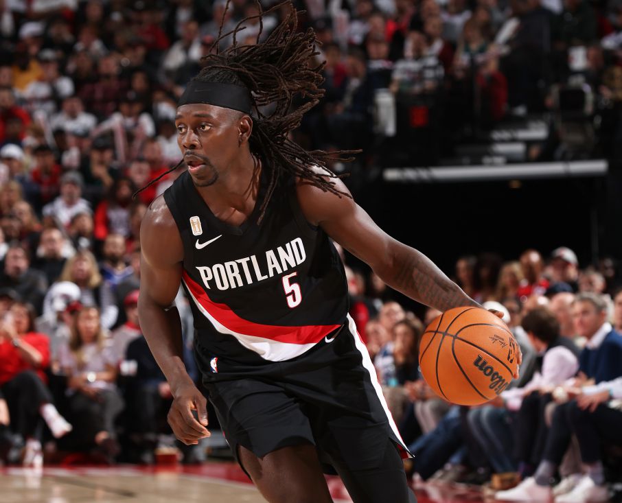 وسجل فريق تريل بليزرز 8 رميات ثلاثية في الربع الثاني ليحافظ على النتيجة. قامت شركة Holiday & Reese بعمل 7 من 7 من الخارج في ربع واحد.