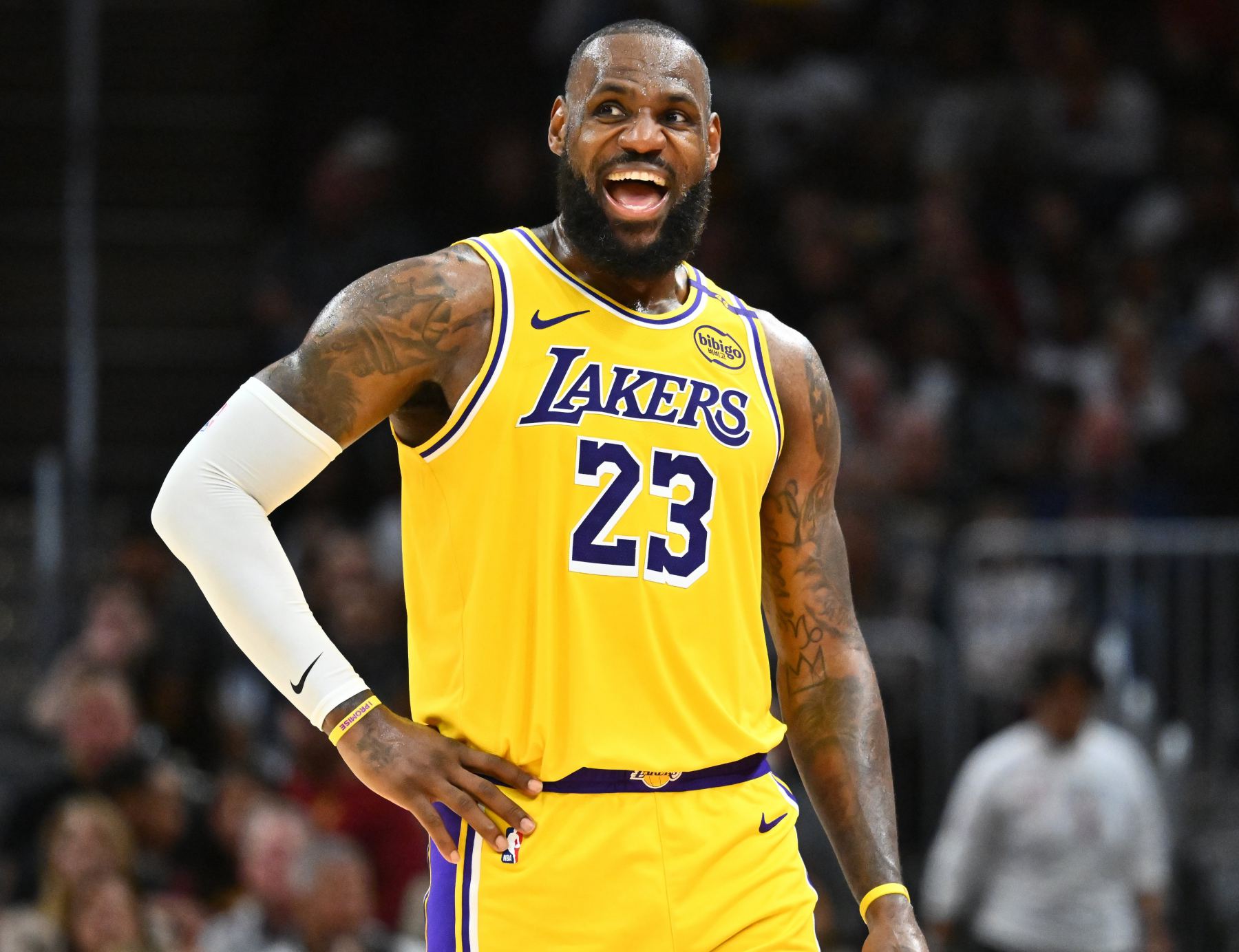 ريفز: يجب أن يكون جيمس في المنزل يشرب النبيذ ويشاهد المباراة ويفكر في كيفية مساعدتنا